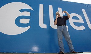 scott-ford-ceo-of-alltel-speaks-to-company-employees-outside-the-companys-little-rock-headquarters-in-this-2005-file-photo