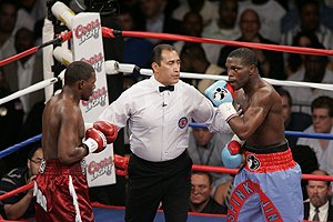 jermain-taylor-and-cory-spinks-in-the-title-bout-at-fedex-forum-in-memphis-on-saturday-night