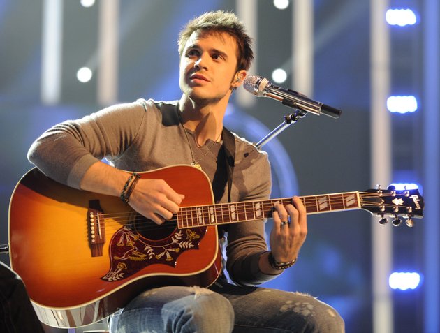 kris-allen-performs-on-american-idol