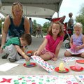 Corianna Dranow, left, helps her son, Eli, 4, and daughter, Lana, 8, paint with Ellie Trainer, 4, We...