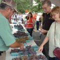 Norbert Ranalli, left, with Ranalli Farms helps Dianna Carpenter and Don Brown choose a carton of gr...