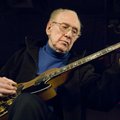  In this Feb. 26, 2007 file photo, Guitar legend Les Paul performs at the Iridium Jazz Club in New Y...