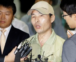 yoo-seong-jin-an-employee-for-hyundai-groups-north-korean-business-arm-hyundai-asan-speaks-to-the-media-after-crossing-the-border-in-paju-on-thursday-aug-13-2009