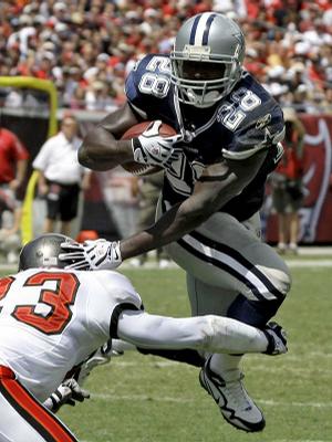 Former Arkansas Razorbacks running back Felix Jones had six carries for 22 yards in the Dallas Cowboys' 34-21 victory over the host Tampa Bay Buccaneers on Sunday.