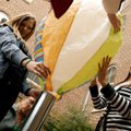 Marianne Melson (left), Lauren Heil (kneeling) and Amanda Tannehill fill a balloon constructed from ...