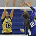 Bentonville’s Sydney Thurow, left, set up for a block against Rogers’ Allie Krabbenhoft during Tuesd...