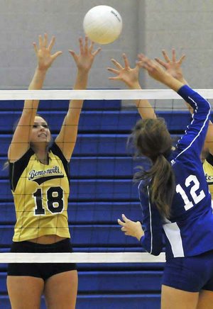 Bentonville’s Sydney Thurow, left, set up for a block against Rogers’ Allie Krabbenhoft during Tuesday’s volleyball match at W.E. King Arena at Rogers High School. 