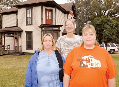 christie-kling-right-is-manager-of-jacobs-place-in-searcy-which-helps-the-homeless-get-back-on-their-feet-daisy-moberley-left-and-willie-weiser-were-staying-there-as-of-last-week