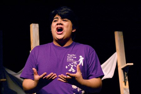 sophomore-xavier-lagunas-practices-his-performance-during-a-rehearsal-of-giaacomo-puccinis-italian-opera-gianni-schicchi