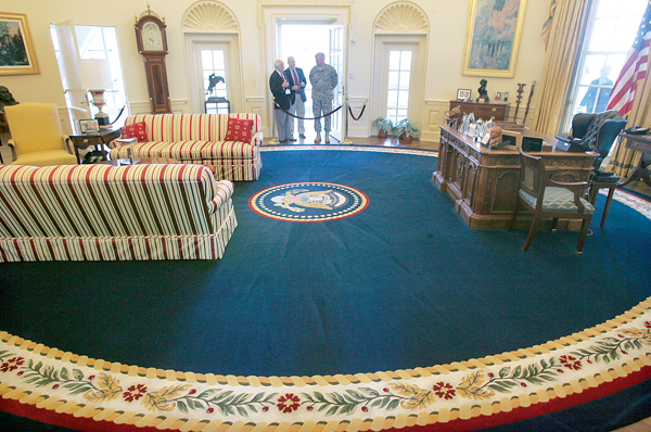 Clintons Oval Office Features A Replica Resolute Desk Think National 3810