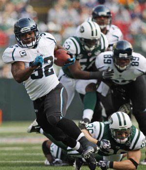 Jacksonville Jaguars running back Maurice Jones-Drew apologized to his fantasy owners Sunday after taking a knee just short of the goal line so his team could run time off the clock.