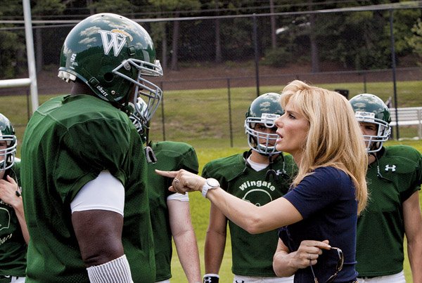 michael-quinton-aaron-receives-his-instruction-from-his-surrogate-mother-leigh-anne-sandra-bullock-in-john-lee-hancocks-fact-based-sports-drama-emthe-blind-sideem