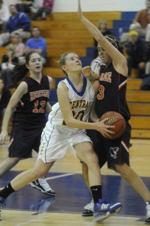 Central’s Caylee Wright drives to the basket as Rogers Heritage’s Ali Johnson defends during Monday’s game at Central. 
