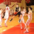 Bentonville Black’s Collin Roberts, center, takes a shot over Fayetteville Ramay’s Quinn Simkins, ri...