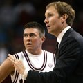 Arkansas Coach John Pelphrey talks things over with guard Rotnei Clarke during Arkansas' game with A...
