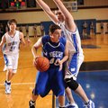 Rogers High’s Grant Holman, center, drives as Woodland’s Tyler McCullough defends during the second ...