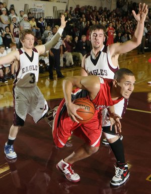 Farmington’s Tyler Haskins struggles to get to the basket while Huntsville’s Joe Burger, left, and Slater Shrum defend during 4A-1 Conference action Tuesday in Huntsville.