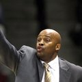 Missouri State Coach Cuonzo Martin coaches from the sidelines during the second half of the Bears' 6...