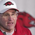 Arkansas offensive line coach Mike Summers is headed to Kentucky.