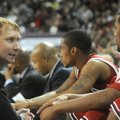 Arkansas Coach John Pelphrey, left talks with Marcus Britt, right, during the second half of their 8...