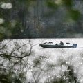  Arkansas Democrat-Gazette/WILLIAM MOORE
A fisherman makes his way to a new spot while taking advan...