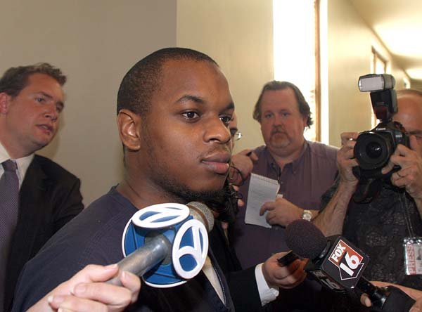 arkansas-democrat-gazetterick-mcfarland-073109-abdulhakim-mujahid-muhammad-24-leaves-a-pulaski-county-circuit-court-after-his-arraignment-in-little-rock-friday-muhammad-is-accused-of-killing-a-us-army-private-and-wounding-another-outside-a-little-rock-recruiting-office-june-1