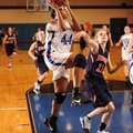 Woodland’s Turquoise Early, left, goes up for a shot as Heritage’s Ellen Lundy defends during the fi...
