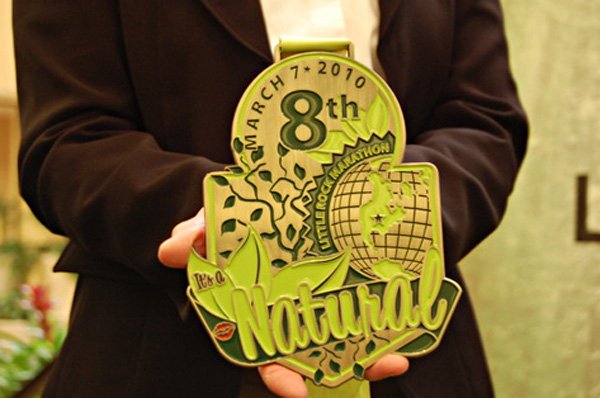 the-2010-little-rock-marathon-medal-is-unveiled
