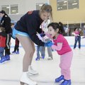 GREAT TO SKATE - Lauren Olinger helps Madison Robbins, 2, with her ice skating lesson during the It’...