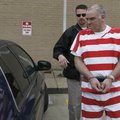 Arkansas Democrat-Gazette/BOB COLEMAN--1-25-10--U.S. Deputy Marshal Dewaine (cq) Allen  escorts  Da...