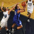 Rogers High’s Morgan Hook scores from the paint as Springdale Har-Ber’s Halee Castleman, left, defen...