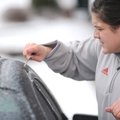 Laura Wright, a senior at the University of Arkansas from Oklahoma City, Okla., uses her car key to ...