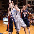 Fayetteville Woodland’s Alex Brignoni, center, shoots inside as Rogers Heritage forward Luke Fryauf,...