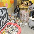 DUNKING HUNGER - Michelle Gaffney, from left, Brandy Knight and Haley Warner, 10, count food items F...