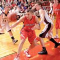 STAFF PHOTO ANDY SHUPE 
Farmington center Tyler Haskins, center, and Huntsville forward Sylar Houst...