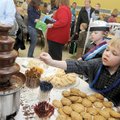 STAFF PHOTO DAVID FRANK DEMPSEY 
Luke Himmer, 3, dips a marshmallow in chocolate during the third a...
