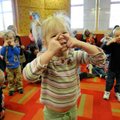 STAFF PHOTO MARC F. HENNING 
Emily Green, 2, of Bella Vista participates in a game of “touch your n...