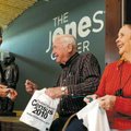 STAFF PHOTO ANTHONY REYES 
Tham Vo, left, with the U.S. Census Bureau talks Wednesday with Doyle Fa...
