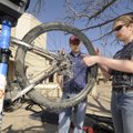 Jennifer Hazelrigs, right, checks the spoke tension on Stephen Garner’s mountain bike Wednesday at t...