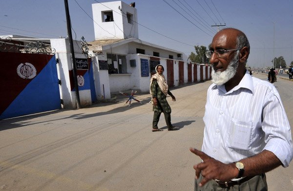 khalid-farooq-father-of-umar-farooq-whom-police-said-is-one-of-the-five-arrested-americans-walks-past-the-jail-where-their-trial-is-held-in-sargodha-pakistan-on-wednesday