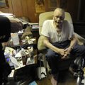 Fayetteville Mayor Lioneld Jordan, left, delivers a meal Wednesday to O.J. Daniel, 92. Jordan was pa...
