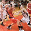 Farmington guard Jason Purdy, left, and Huntsville guard Bailey Counts battle for a loose ball benea...
