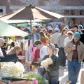  Heather Fallen, center, of Fayetteville pays for a bouquet of daffodils Saturday from Aaron Steege-...