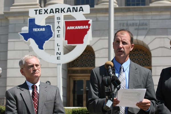 in-this-2009-file-photo-randall-harris-left-and-thomas-browne-make-comments-outside-the-federal-courthouse-in-texarkana-after-evangelist-tony-alamo-was-convicted-on-all-accounts