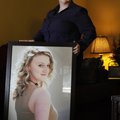  Staff Photo Sarah Bentham
Merry Dye holds a portrait of her daughter, Mariah West, at her home in R...