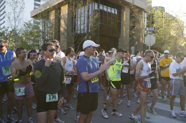 Runners applaud during the opening ...