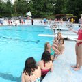 Lifeguard Raeanne Keller, right, gives a group of swimmers some last-minute instructions before the ...