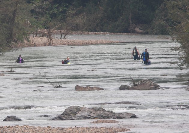 this-june-14-2010-file-photo-shows-search-and-rescue-crews-searching-the-little-missouri-river