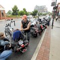 Friends Ron Hutchins and Sandy Vick, both of Mountain Home, load their belongings Saturday into Hutc...