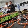 President Barack Obama listens to Dennis Hartman as they look at rechargeable car batteries during h...